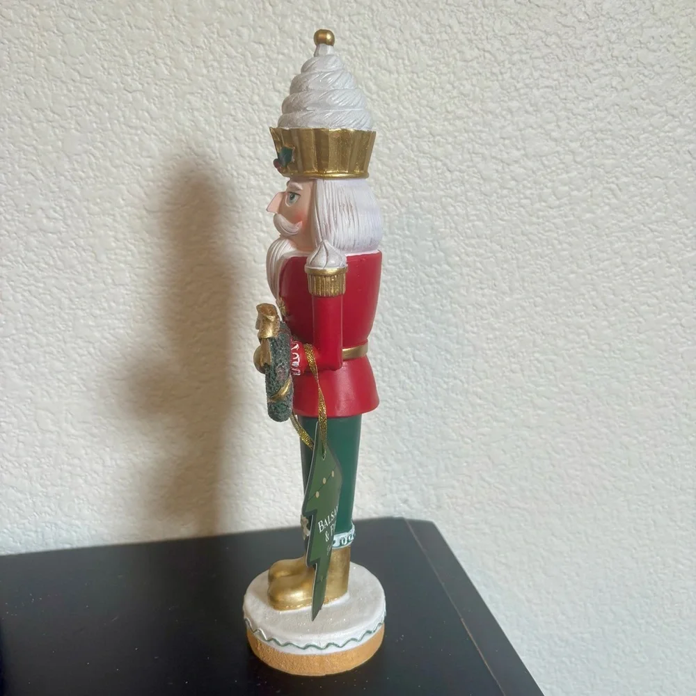 Balsam &‎ Fir Santa Nutcracker 14” Christmas Holiday Figurine Cupcake Wreath NEW